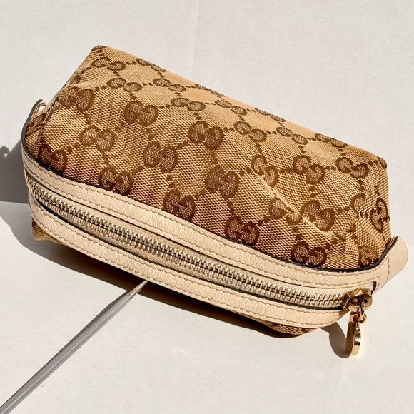 GUCCI
GUCCI 2000S BROWN MONOGRAM COSMETIC POUCH WITH GOLD 💛 ZIPPER PULL
$625 - Picture 3 of 11